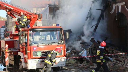 Akcja strażaków w miejscu, gdzie wybuchła w mieszkaniu butla z gazem