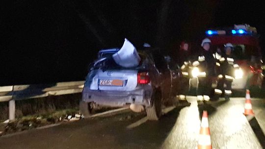 Auto uderzyło w barierki i przekoziołkowało