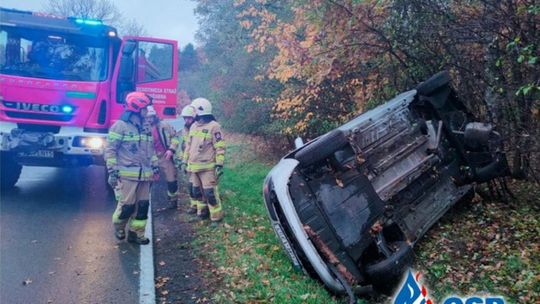 Auto wpadło do rowu i dachowało