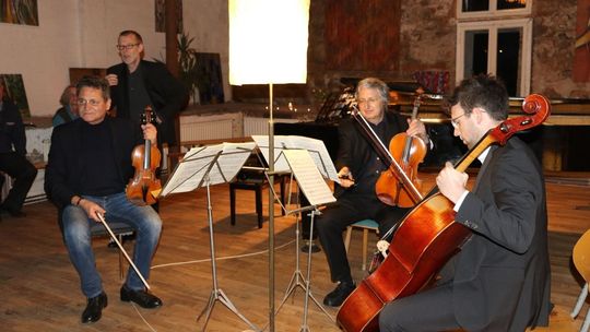 Beethoven, Schubert i Mozart - znani kompozytorzy muzyki klasycznej w dawnej oborze