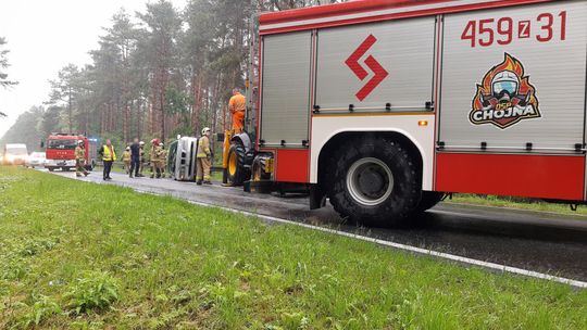 BMW wpadło w poślizg i zatrzymało się na boku