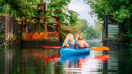 Zapisz się na spływ kajakiem po Odrze? Zobacz, jak się skontaktować z organizatorem