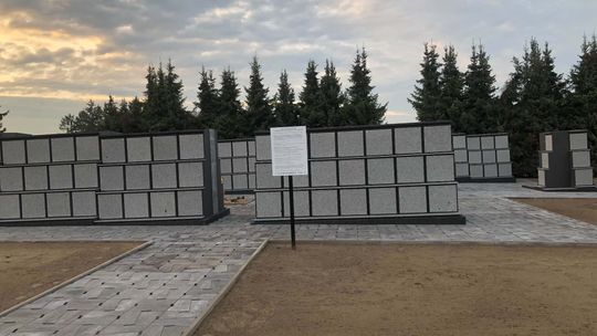 Chojeński zakład pogrzebowy stawia na nowoczesne formy pochówku – dziś odbyło się otwarcie Kolumbarium na cmentarzu komunalnym.[FOTO]