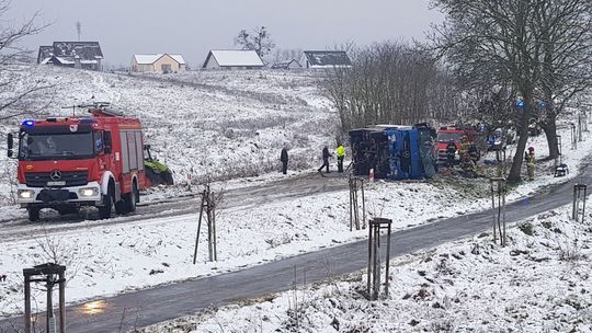 Ciężarówka przewróciła się i zderzyła z busem [ZDJĘCIA]