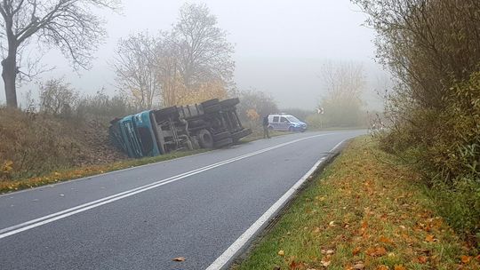 Ciężarówka przewróciła się na drodze w Mętnie [ZDJĘCIA]