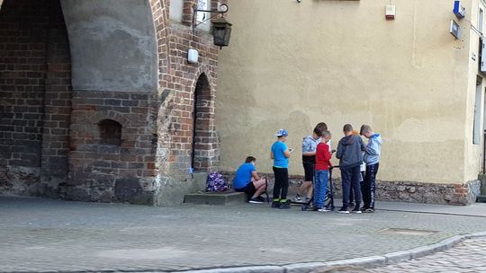 Co robią dzieciaki pod zabytkową bramą?