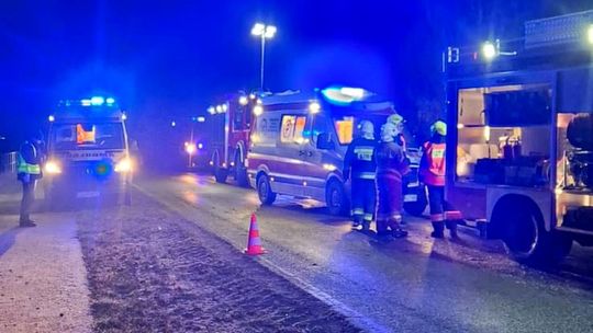 Czarny lód na drogach. Groźne dachowanie w Cedyni