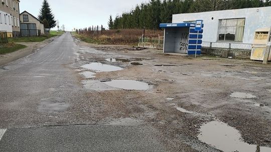 Czekają na szkolny autobus w kałużach i błocie!