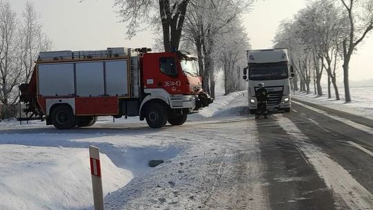 Dachował na śliskiej jezdni