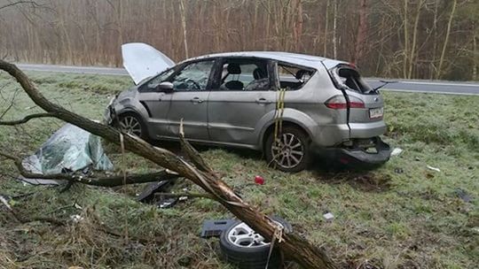 Dachowała na śliskiej drodze