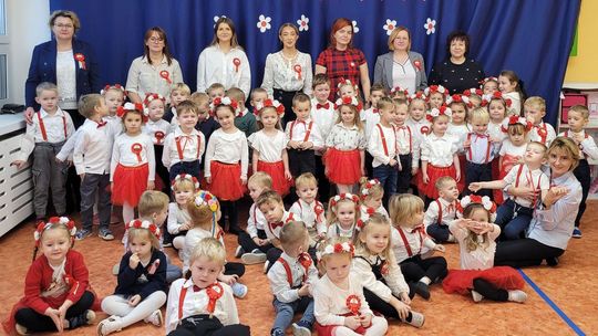 Dzieci z Cedyni śpiewają Mazurka Dąbrowskiego w ramach akcji "Szkoła do hymnu" [FOTO, WIDEO]