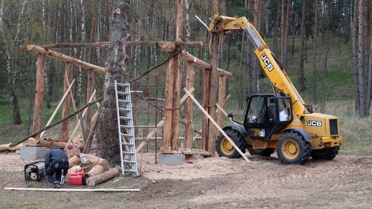 Gród zaplanowali tak, że drzewo stoi w bramie