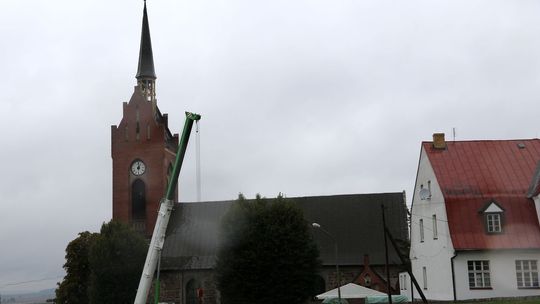 Historyczna chwila. Wieża kościoła ma hełm [FOTO, WIDEO]