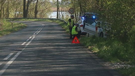 Jadąc BMW, uderzył w drzewo. Potem kierowca się oddalił