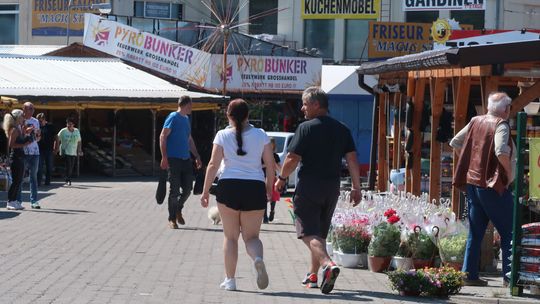 Jednak tłumy na rynku