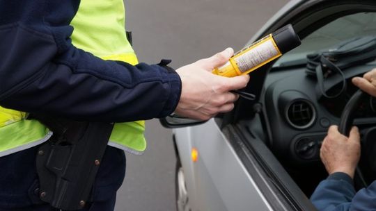 Jeździł po Chojnie pijany. Wpadł w samo południe koło cmentarza