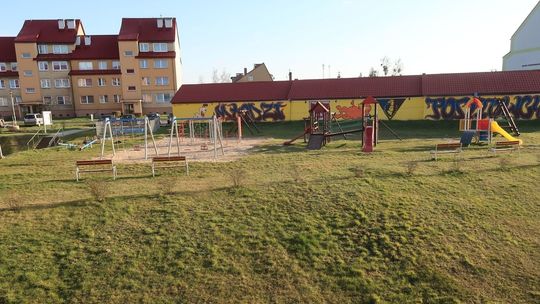 Koronawirus. Opustoszały place zabaw, boiska i siłownie pod chmurką