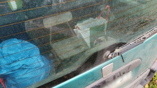 Krzesło w bagażniku, ciężkie buraki i czterokołowiec na parkingu