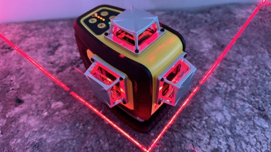 Laser krzyżowy – jak dobrać zasięg i liczbę linii do rodzaju prac wykończeniowych?
