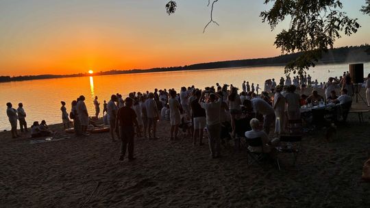 Magiczne widowisko na tle zachodzącego słońca [VIDEO, FOTO]