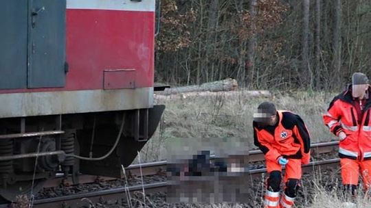 Maszynistę pociągu znaleziono przy torach. Nie żył