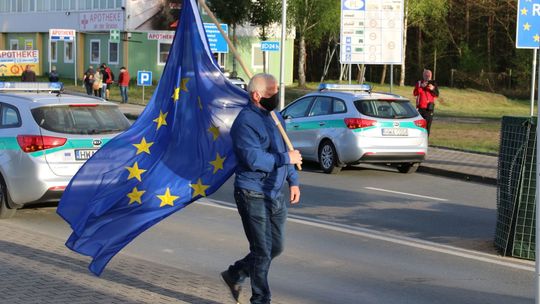 Milczący marsz na przejściu granicznym w Osinowie Dolnym. Protest przeciwko restrykcjom 