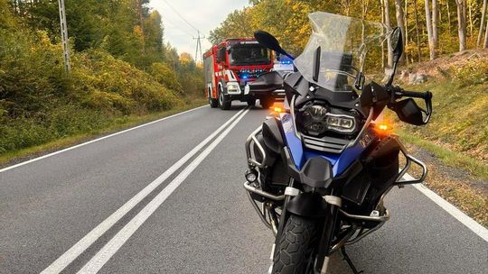 Motocyklista uderzył w samochód osobowy