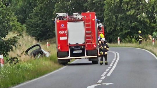 Na zakręcie wypadł z drogi i uderzył w skarpę. Kierowcy szuka policja