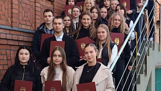 Stypendyści odebrali gratulacje na sesji Rady Powiatu w Gryfinie