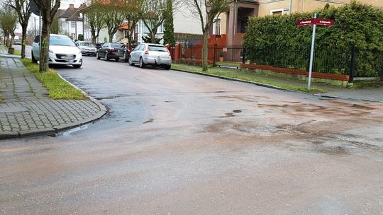 Niebezpieczne plamy oleju na drodze 