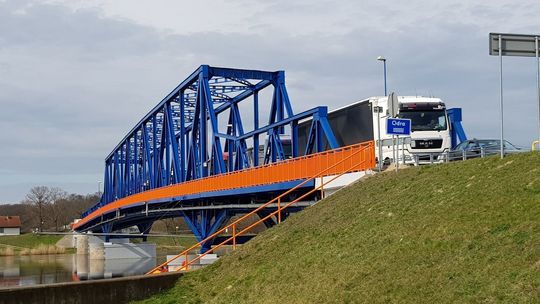 Niektórzy kierowcy zwolnieni z wypełniania na granicy karty lokalizacyjnej