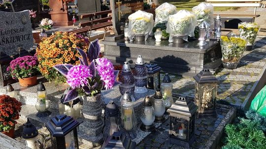 Nocą zmarzły kwiaty na grobach