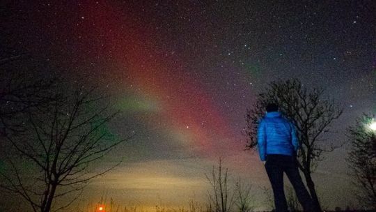 Nocna randka w świetle zorzy na chojeńskim niebie.