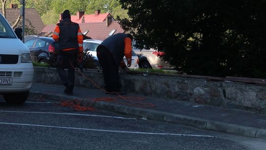 Nowa ławka przed urzędem. Problem zagospodarowania zielonego trójkąta