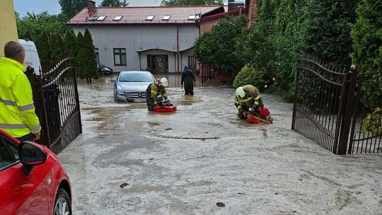 Dramatyczne skutki ulewy i gradobicia. Krajnik Dolny zalany! [FOTO, WIDEO]