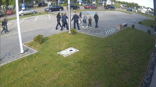 Ominęła stojące Audi i tuż po tym musiała walczyć o bezpieczeństwo swoje i dzieci
