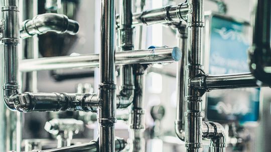 Opaski zaciskowe – uniwersalne rozwiązanie dla przemysłu i domu