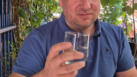 W takie upały warto się nawadnianiu. Polecamy kranówkę!