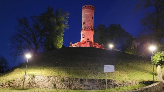 Patriotyczna iluminacja w Cedyni. Zabytkowa wieża i pełnia księżyca to hit tej majówki