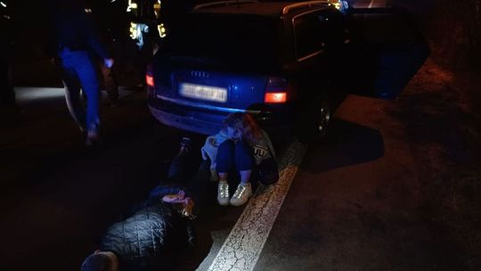 Jechali z imprezy i uderzyli w drzewo. Alkohol i narkotyki