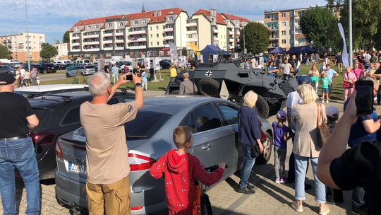 Piknik historyczny w Gryfinie: “W locie szumią spadochrony” [VIDEO, FOTO]