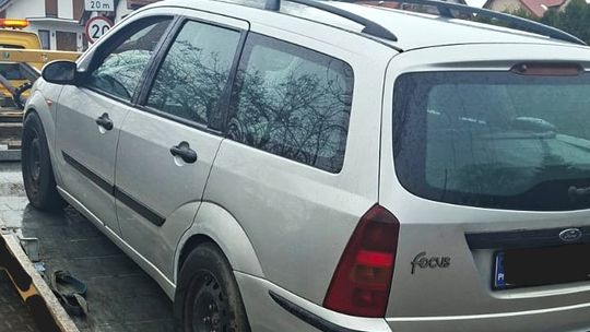 Pilarz i ford na czerwonym świetle