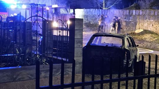 Płonęły auta przy kościele. Nocna walka strażaków z ogniem