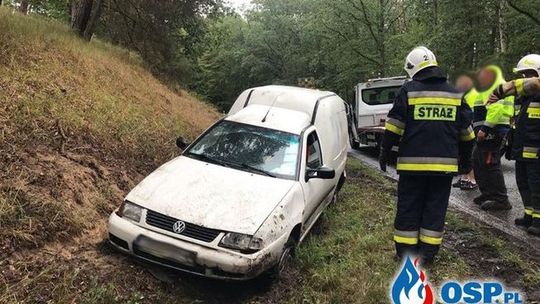 Po deszczu było slisko. Kolizja na zakręcie