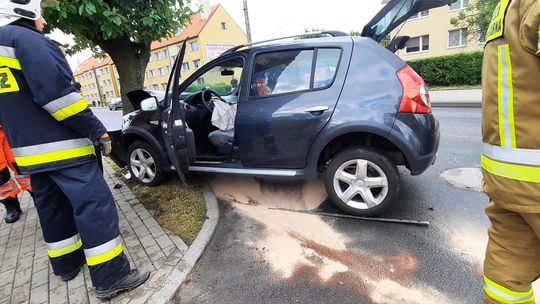 Po zderzeniu aut jedno z nich wpadło na drzewo