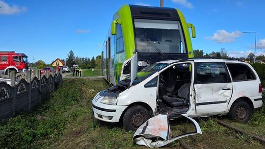 Pociąg ciągnął osobówkę kilkaset metrów