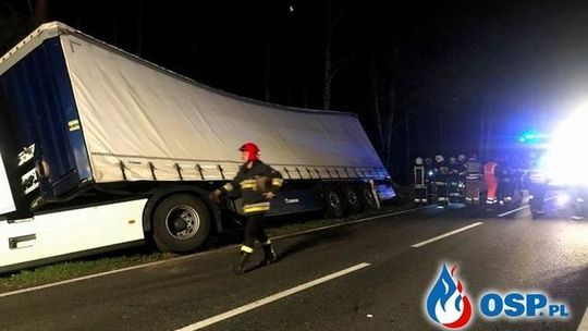 Podnieśli ciężarówkę, która brała udział w wypadku