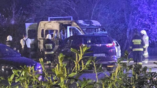 Podpalacz uderzył dwa razy! Płonęły auta i kontener przy garażach