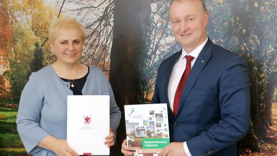 Podpisali trzy lukratywne umowy