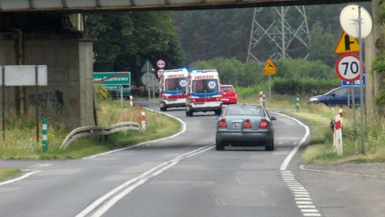 Pojazd wjechał w dom. Karetki pogotowia pędzą do zdarzenia